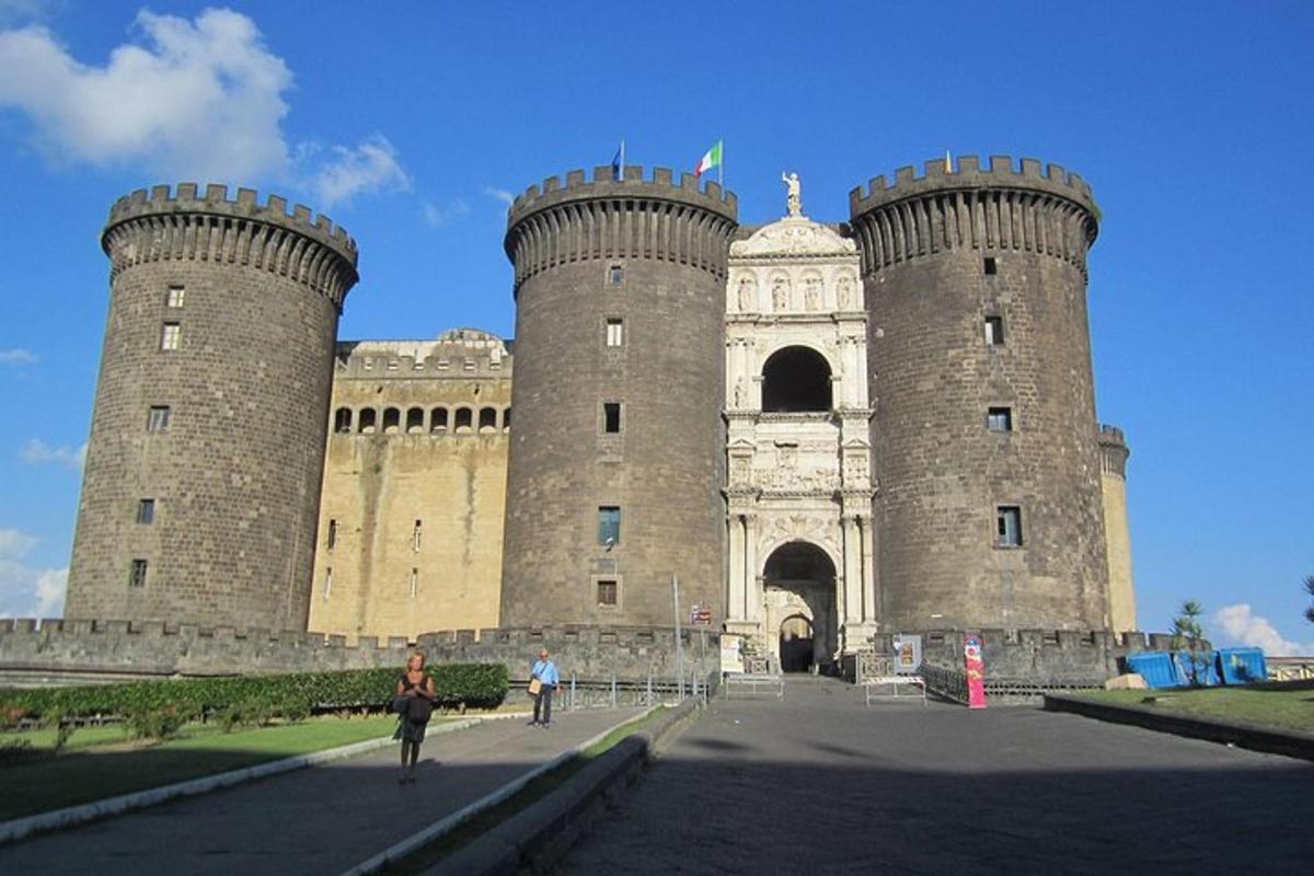un castello con due torri con una donna che cammina davanti