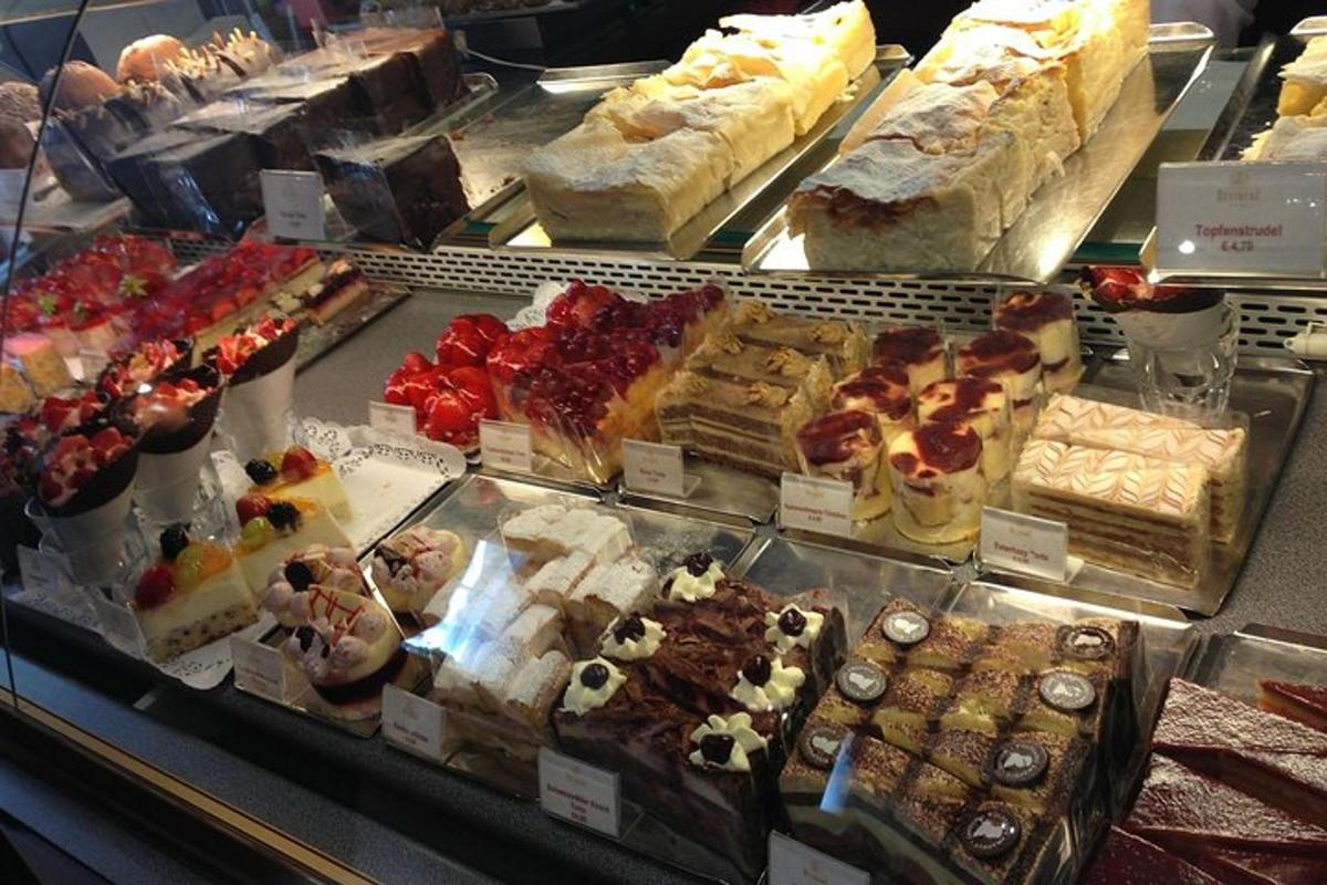 una vetrina con tanti tipi diversi di torte e pasticcini