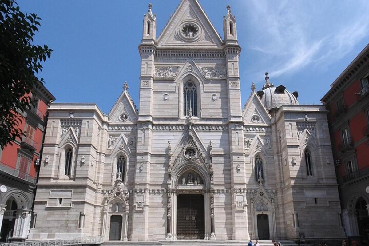 una grande chiesa bianca con una torre dell'orologio
