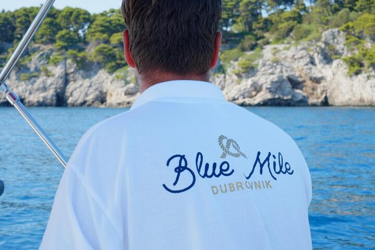 un home amb camisa blanca i llet blava oficiant