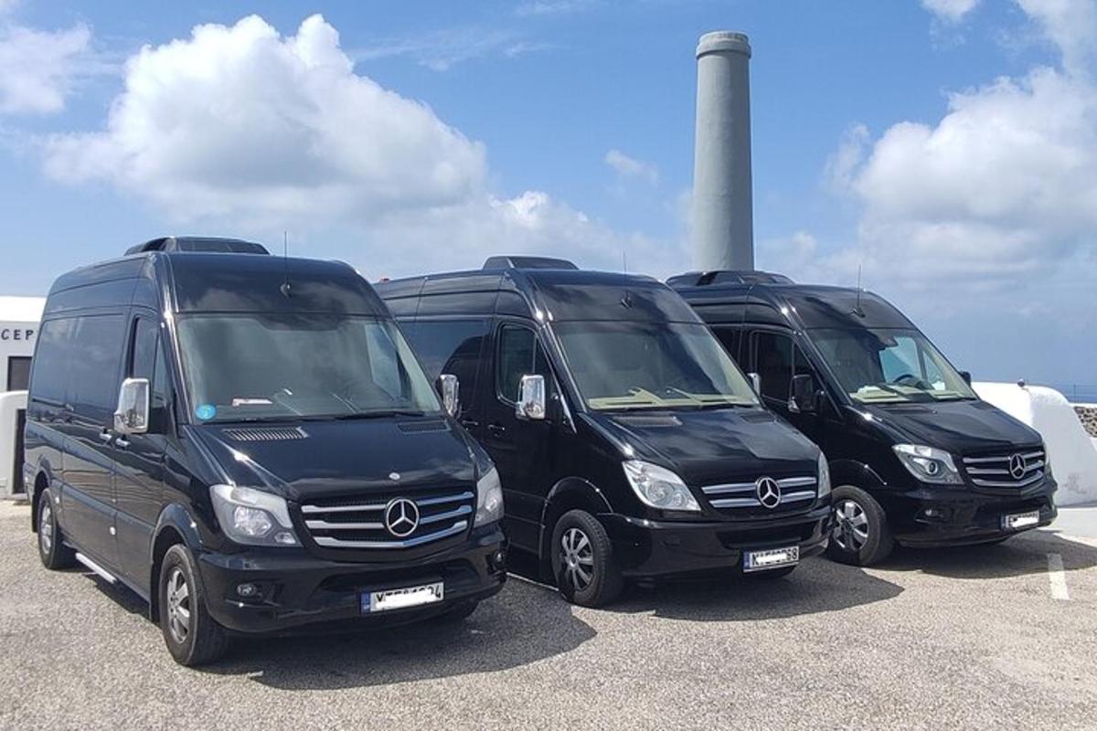 un gruppo di tre furgoni neri parcheggiati in un parcheggio