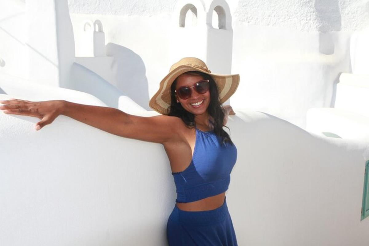 una donna con un vestito blu e un cappello