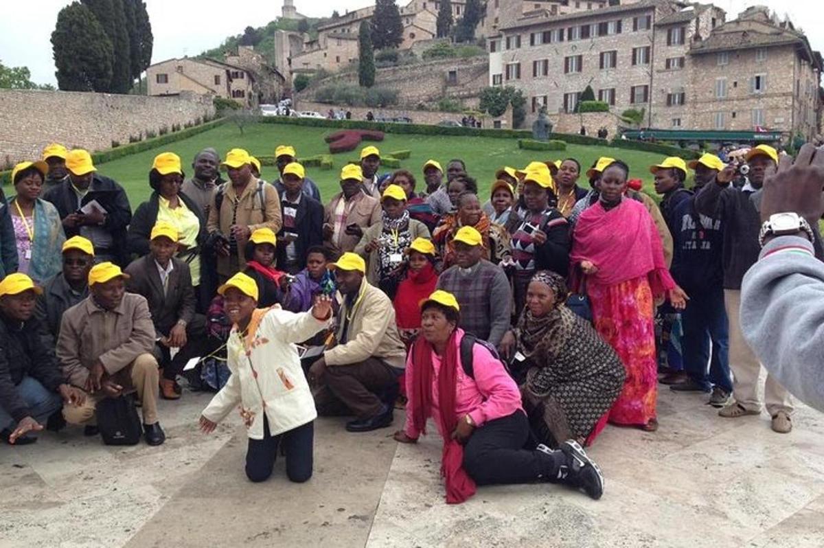 Un grupo de personas con sombreros amarillos posando para una foto.