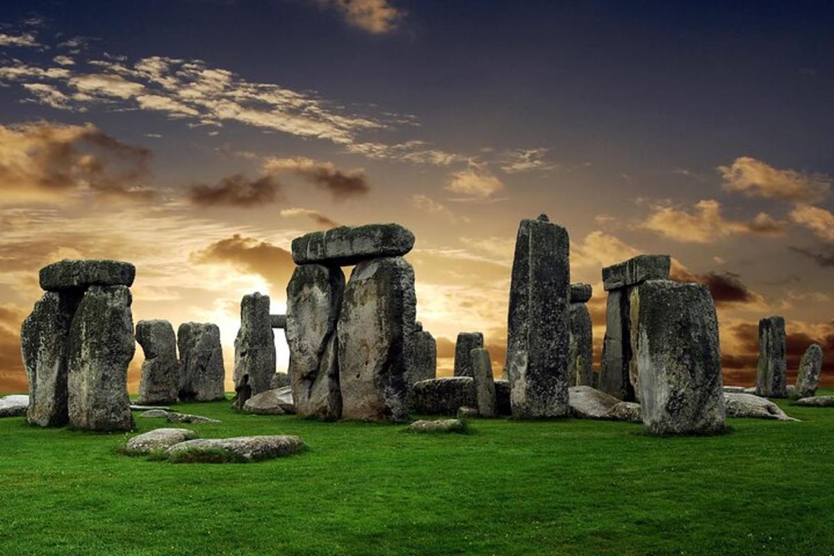 sekumpulan batu stonehenge di padang