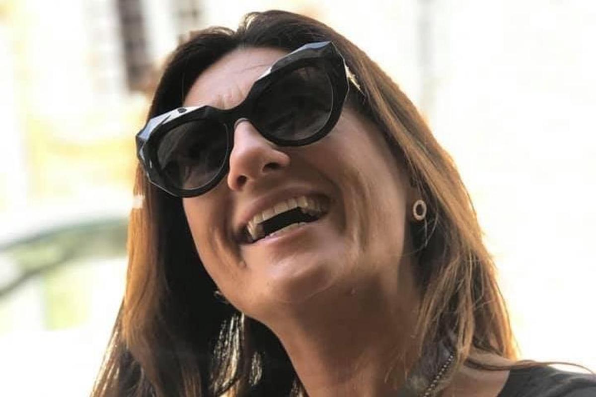 žena so slnečnými okuliarmi sa usmieva a smeje