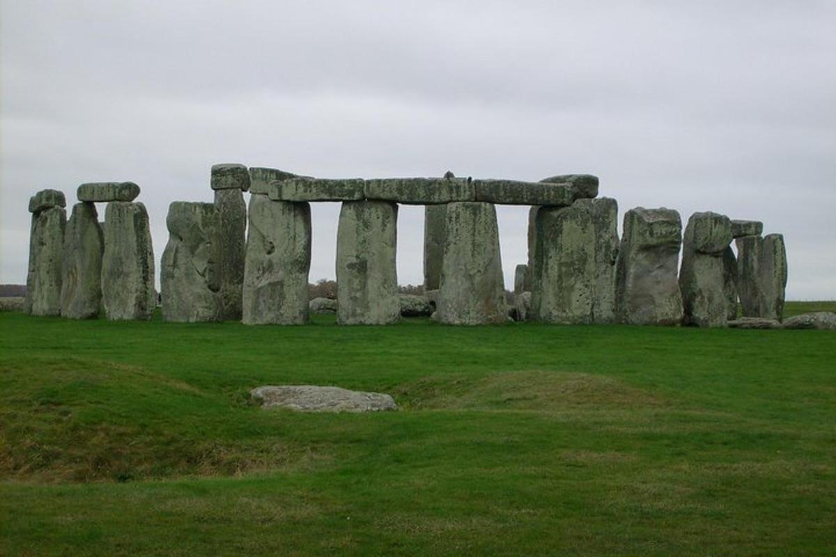 sekumpulan formasi stonehenge di padang