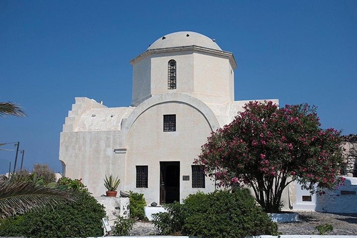 un edificio bianco con una torre in cima