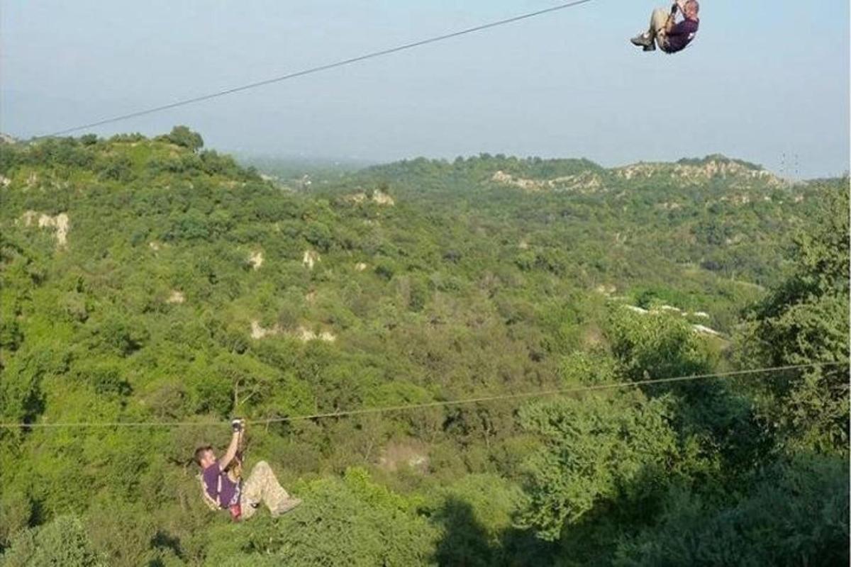 oseba, ki spušča zmaja na ziplineu