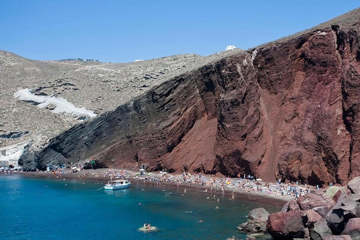 un gruppo di persone su una spiaggia vicino a una montagna