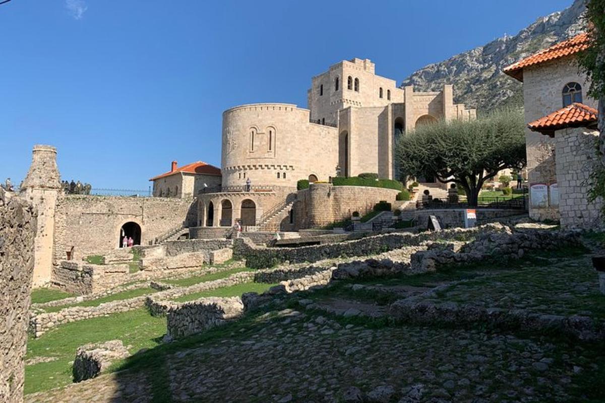 un gran edifici amb un turó al fons