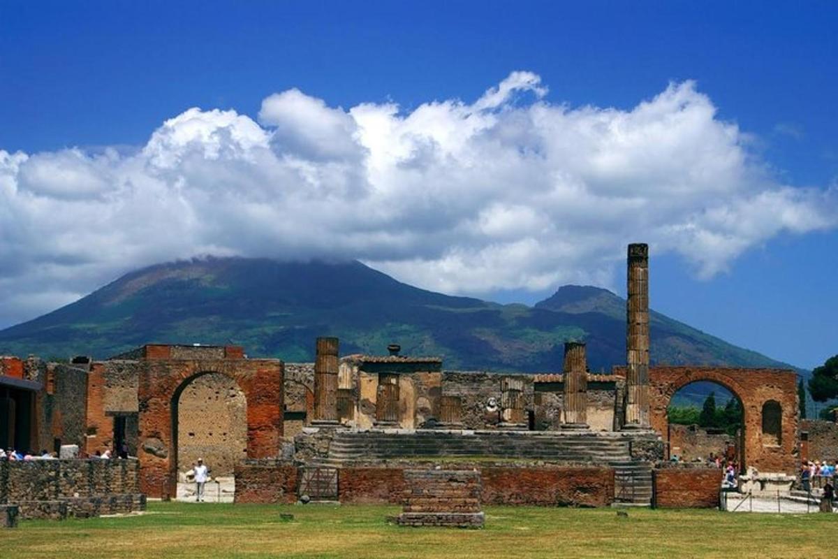 un edifici antic amb una muntanya al fons
