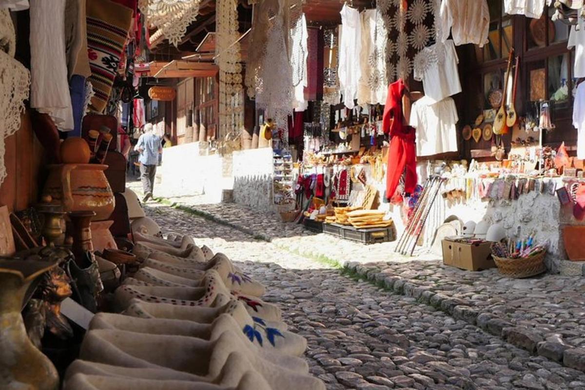 Una calle con un mercado con ropa en exhibición.