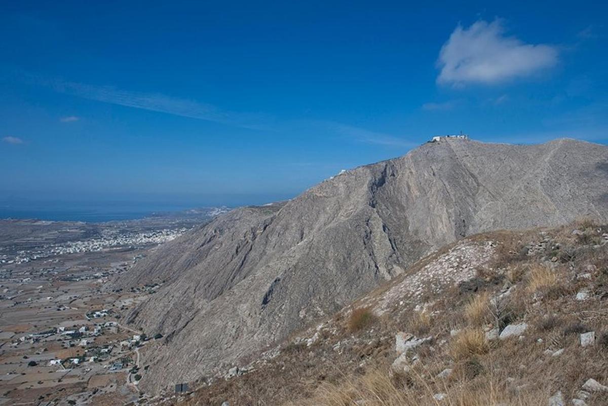 una montagna con una città in cima