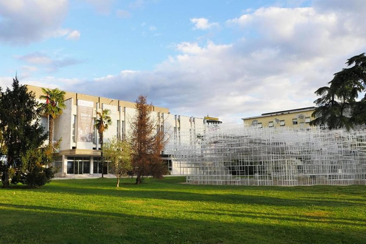 un edificio con una fuente de agua en frente de un edificio