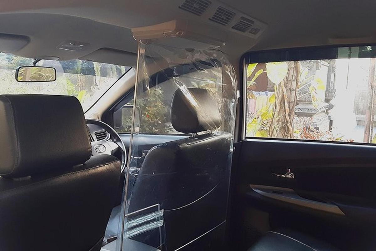 un'auto con la portiera aperta e l'interno