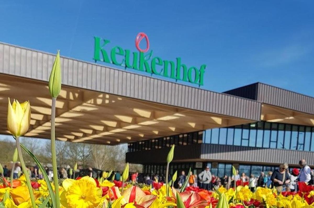 kleinell-rakennus, jonka edessä on kukkia