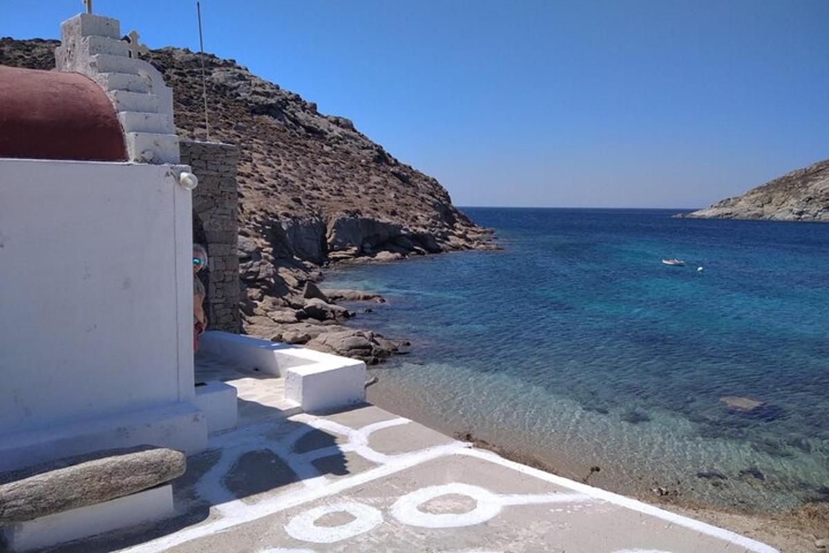 una vista de l'oceà des del costat d'un edifici