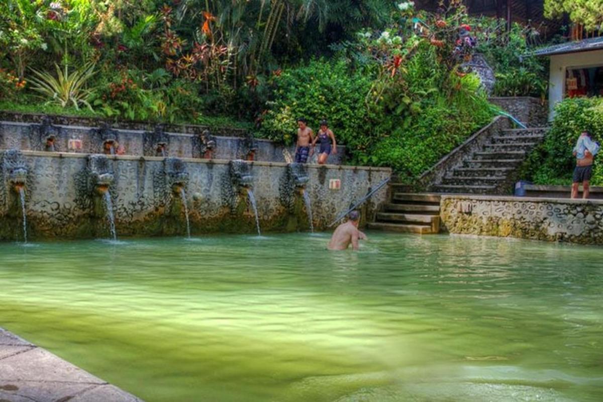 un uomo che nuota nell'acqua di una fontana