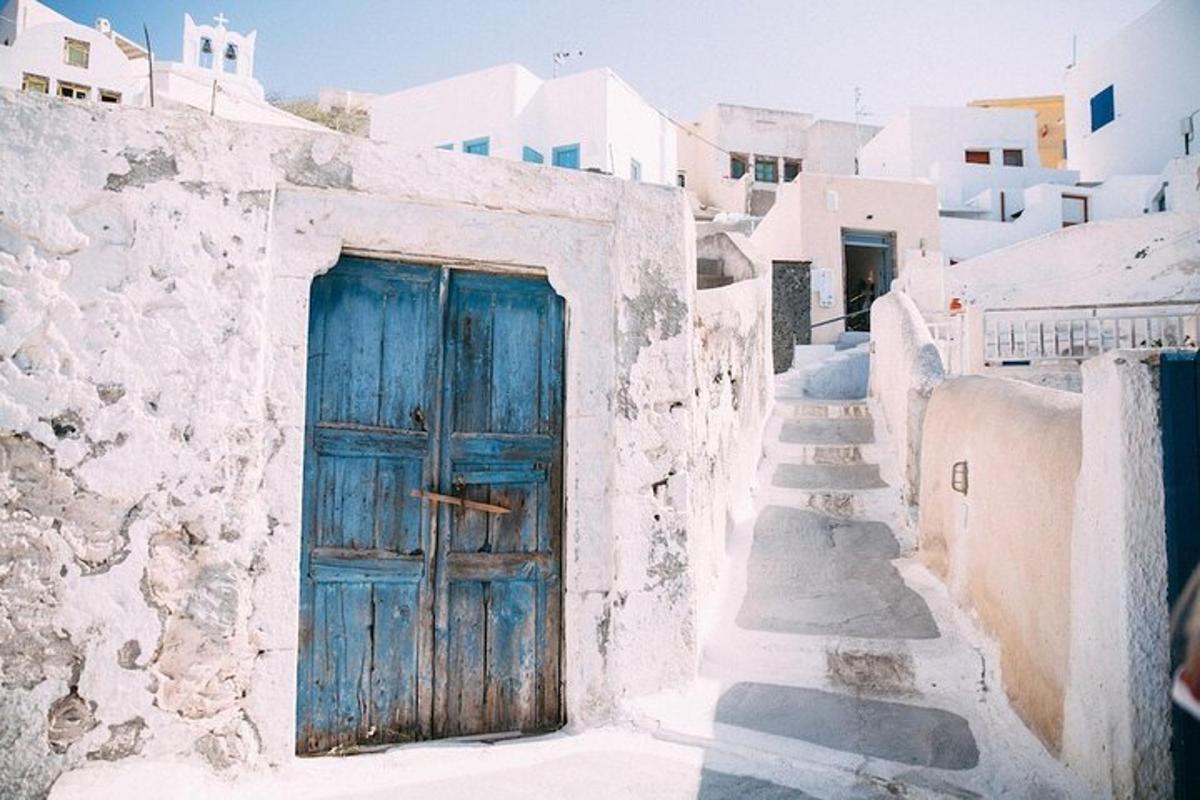 uma porta azul em um prédio branco com escadas