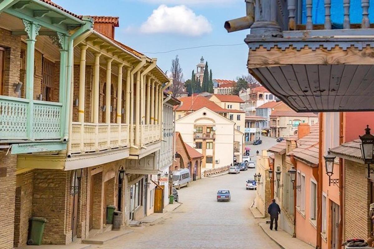 muž kráčející po městské ulici s budovami