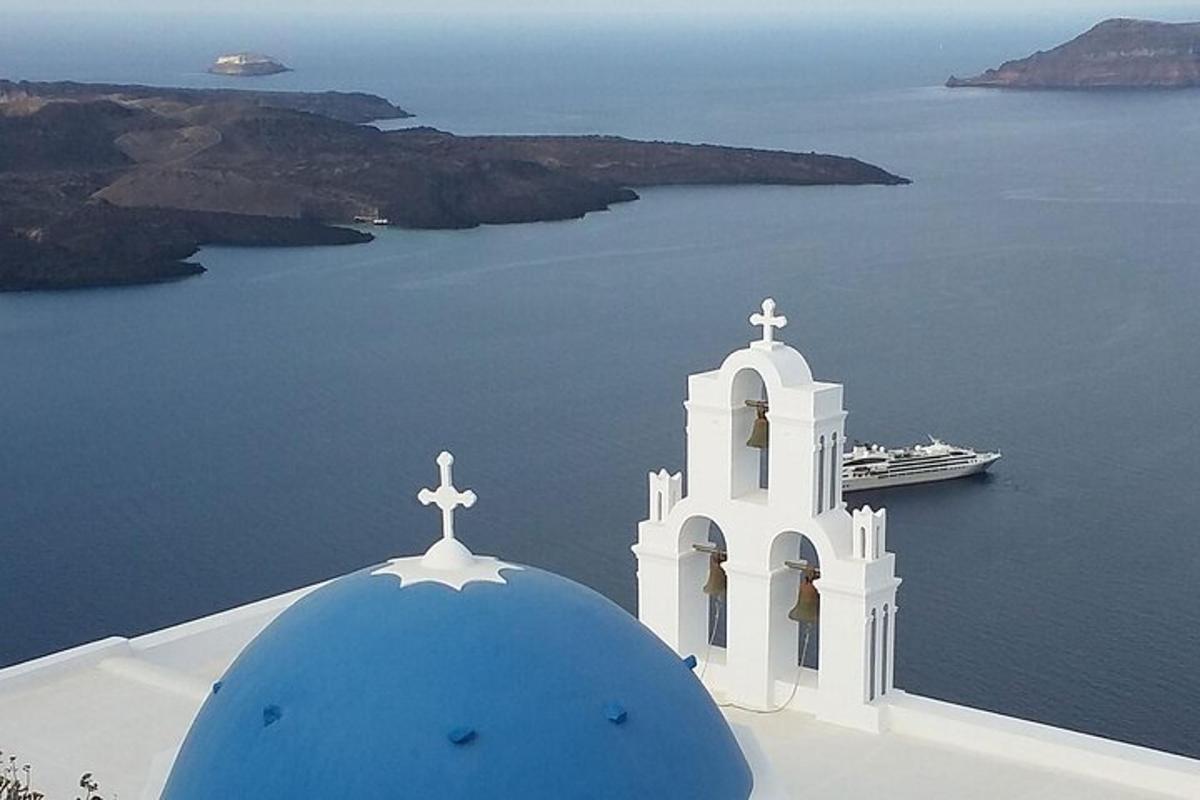 μια λευκή εκκλησία με έναν σταυρό στην κορυφή της
