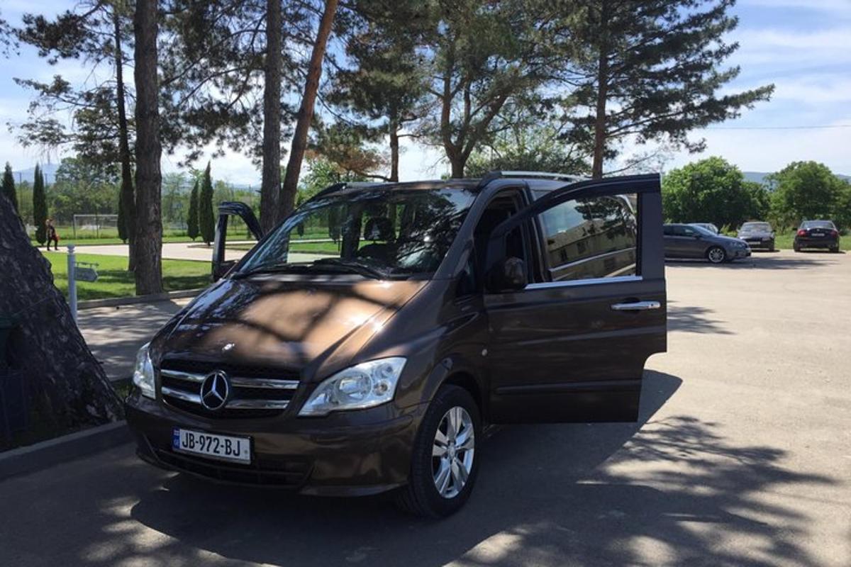 malé auto zaparkované na parkovišti s otevřenými dveřmi