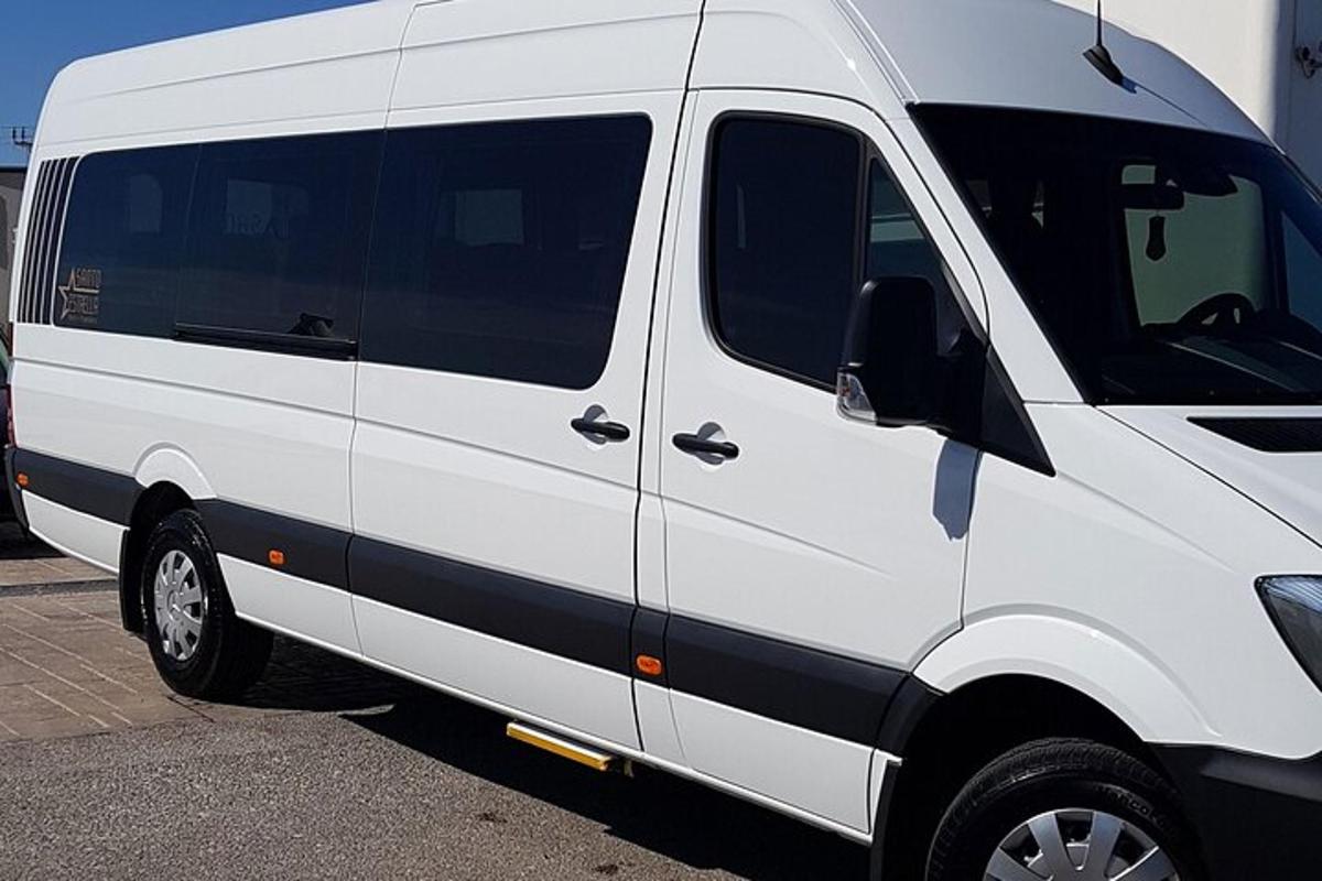 sebuah mobil van putih diparkir di tempat parkir
