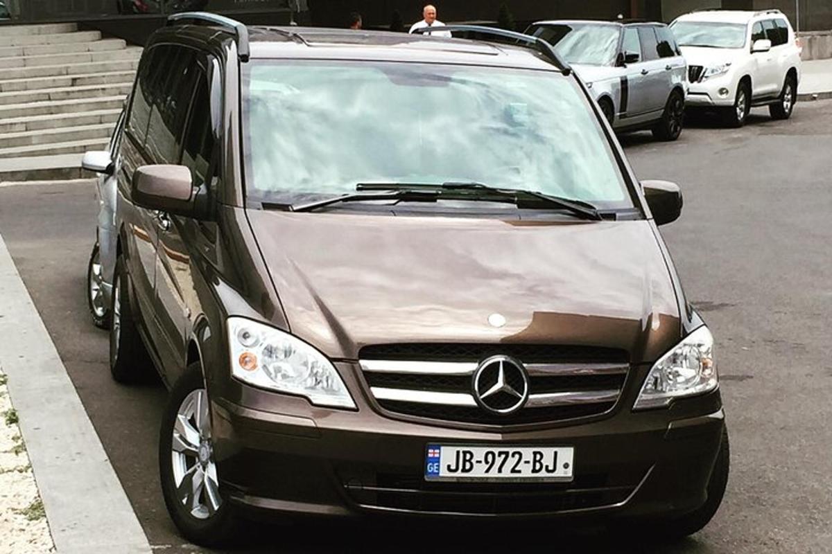 hnědé auto zaparkované na parkovišti