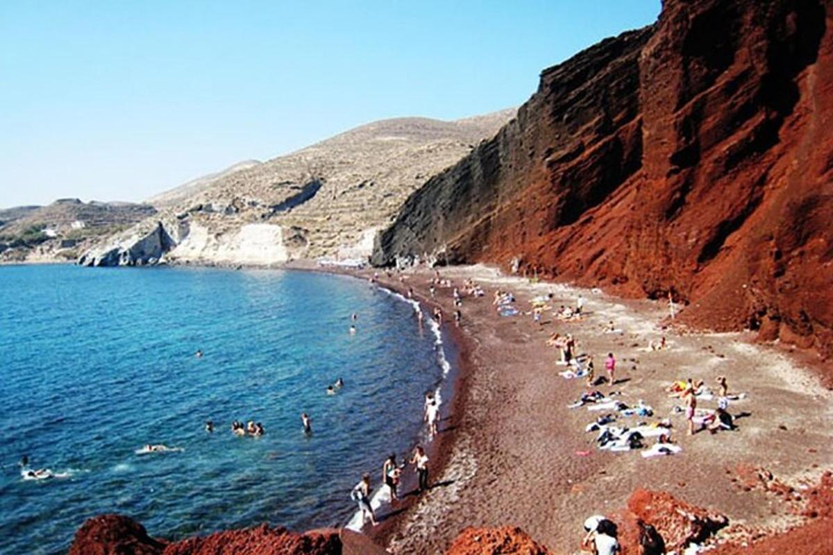 um grupo de pessoas em uma praia perto da água