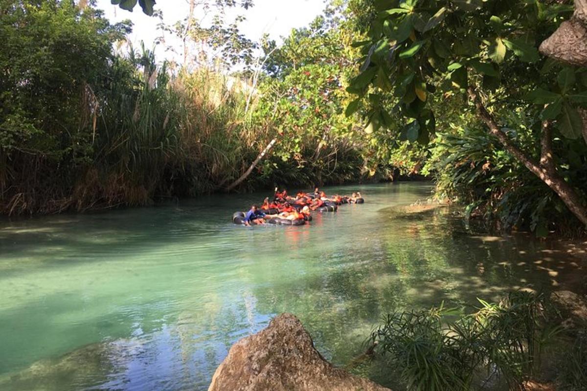 um grupo de pessoas descendo um rio de jangada