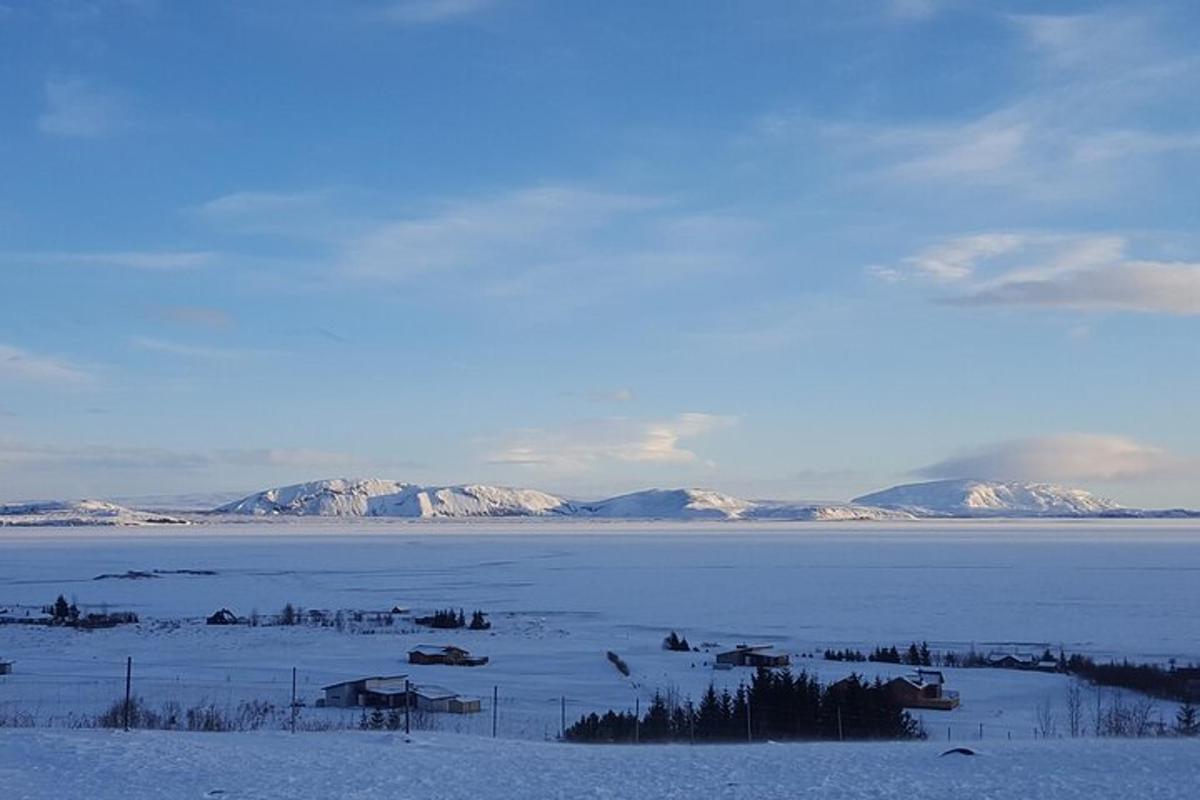 stórt vatn með fjöllum í bakgrunni