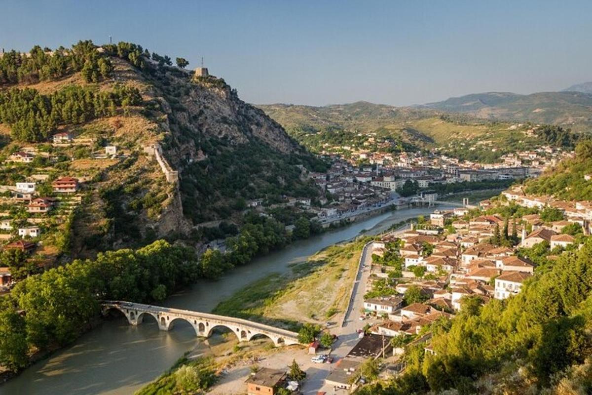 most čez reko poleg mesta