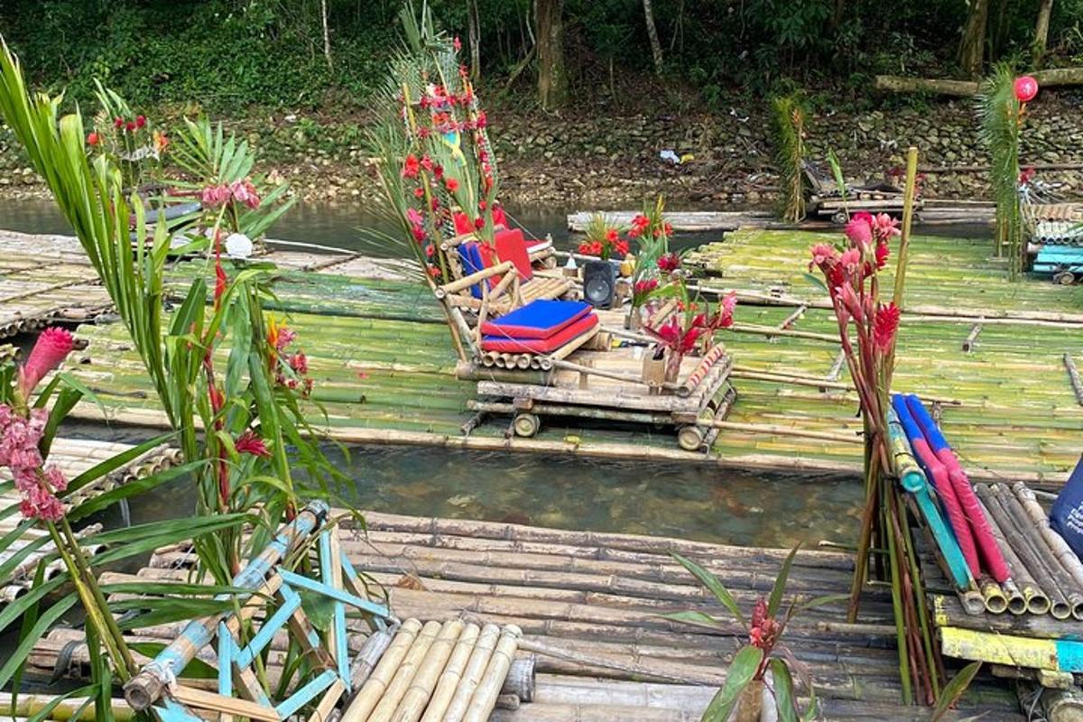 isang grupo ng mga upuan na nakaupo sa ibabaw ng isang kahoy na deck