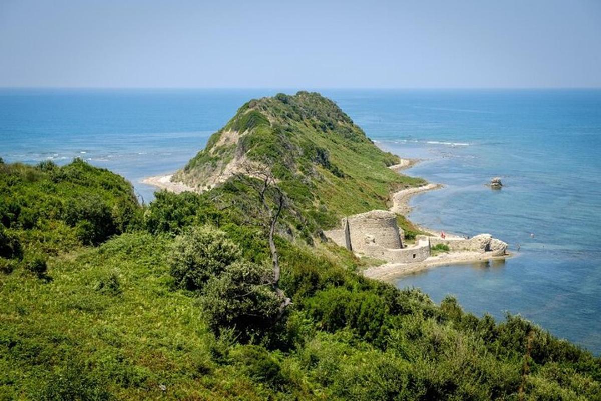 een kasteel op een heuvel naast de oceaan