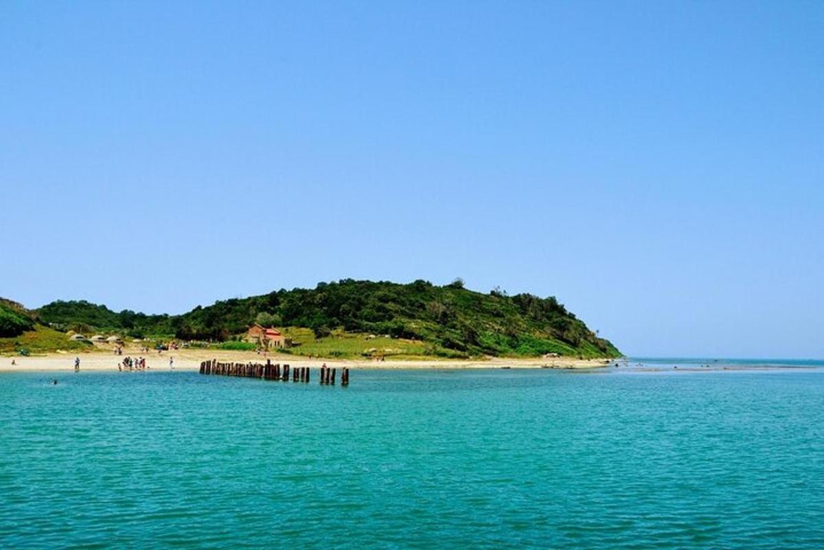 ein großes Gewässer mit einem Strand und einer Insel