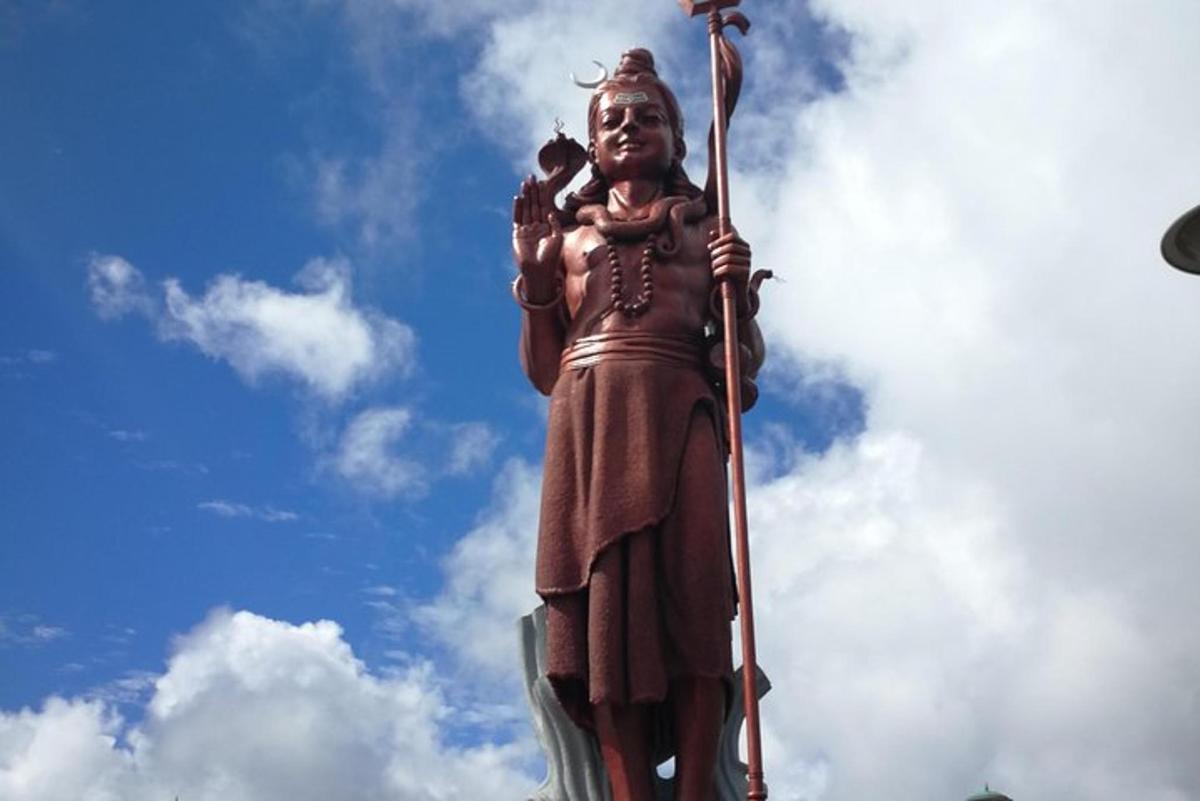 una statua di una donna che tiene un bastone
