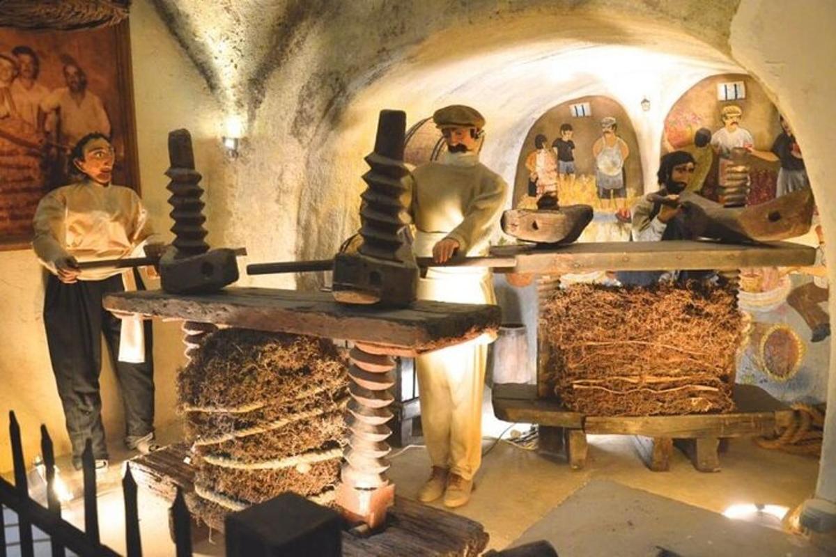 ein Museum mit einem Mann und einer Frau, die neben einem Ofen stehen