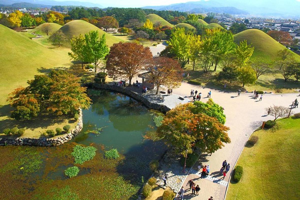 un gruppo di persone che camminano in un parco con un ponte
