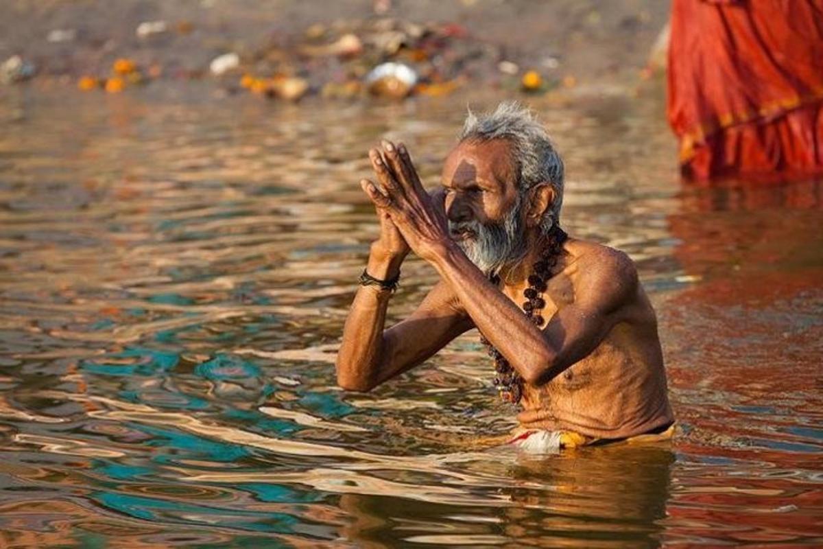 ein mann der im wasser steht