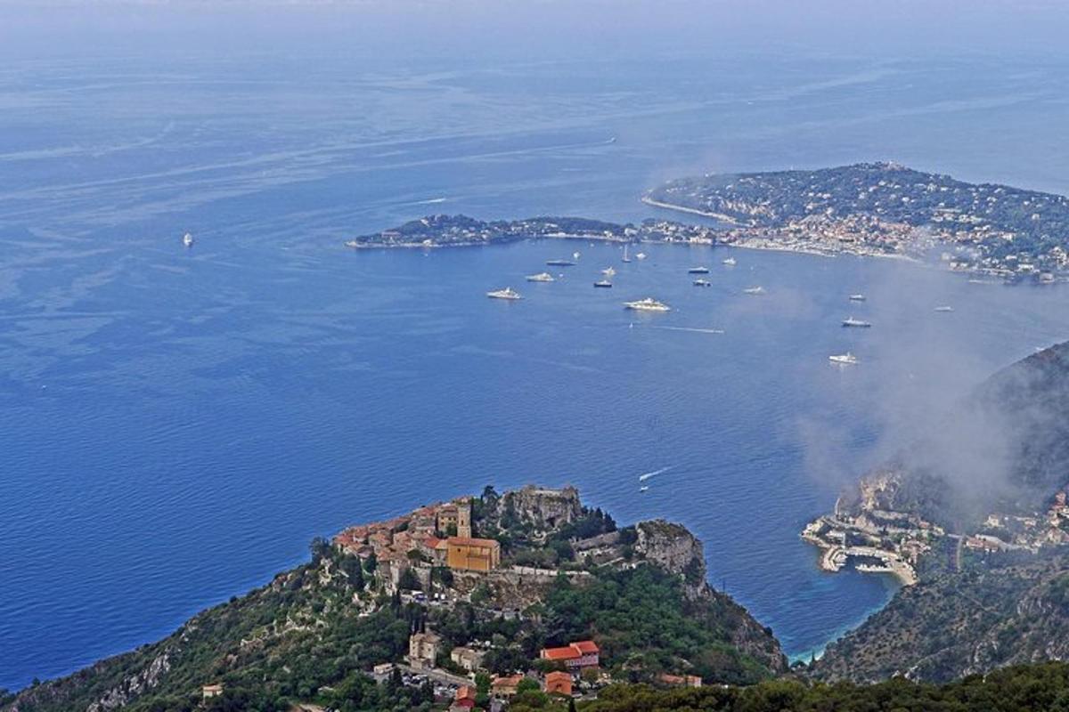 Μια εναέρια άποψη ενός βουνού με βάρκες στο νερό