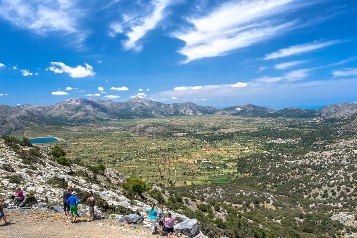 μια ομάδα ανθρώπων που στέκονται στην κορυφή ενός βουνού