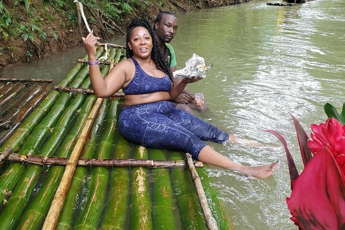 una donna seduta su una zattera in acqua
