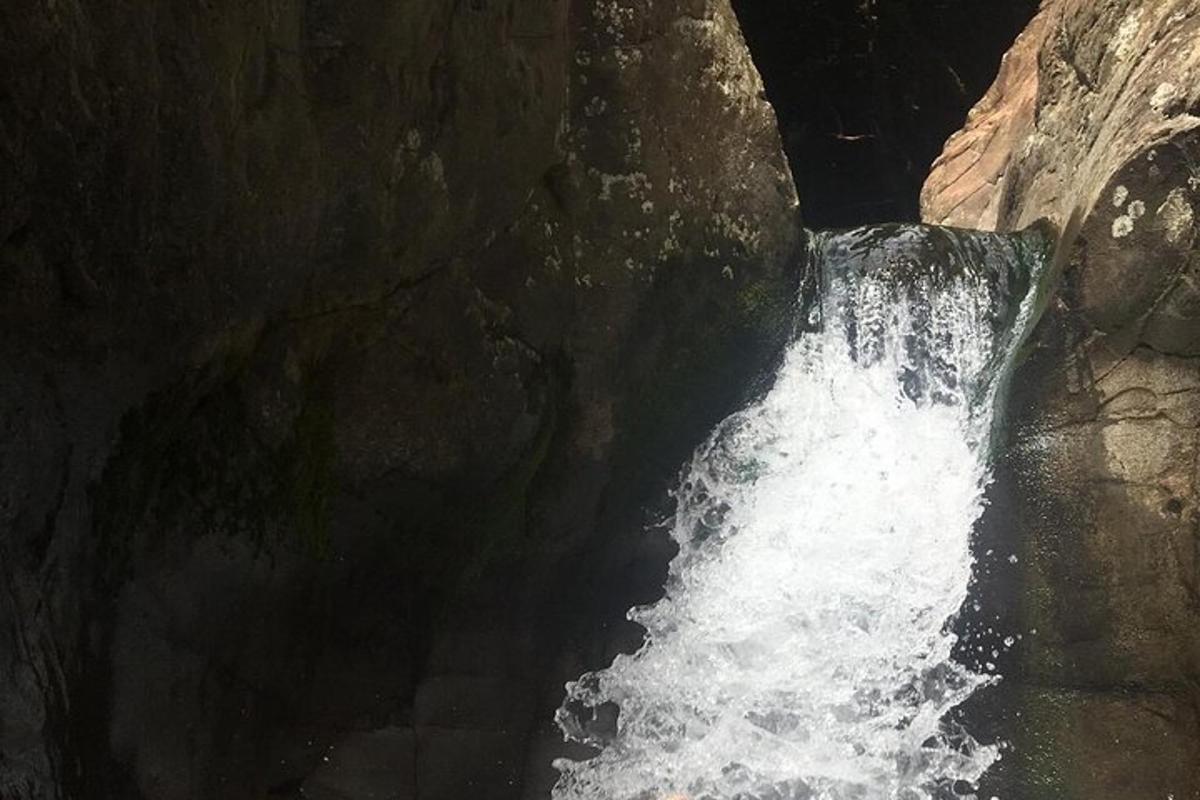 un flusso d'acqua che scorre attraverso una cascata rocciosa