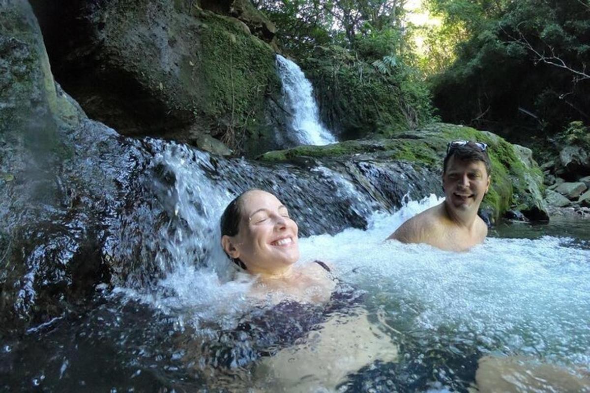due uomini stanno nuotando in una cascata