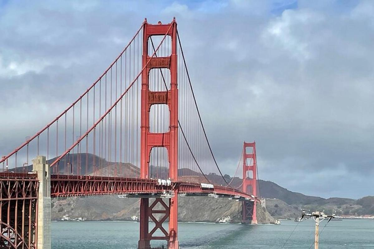 μια γέφυρα Golden Gate με ένα τρένο πάνω της
