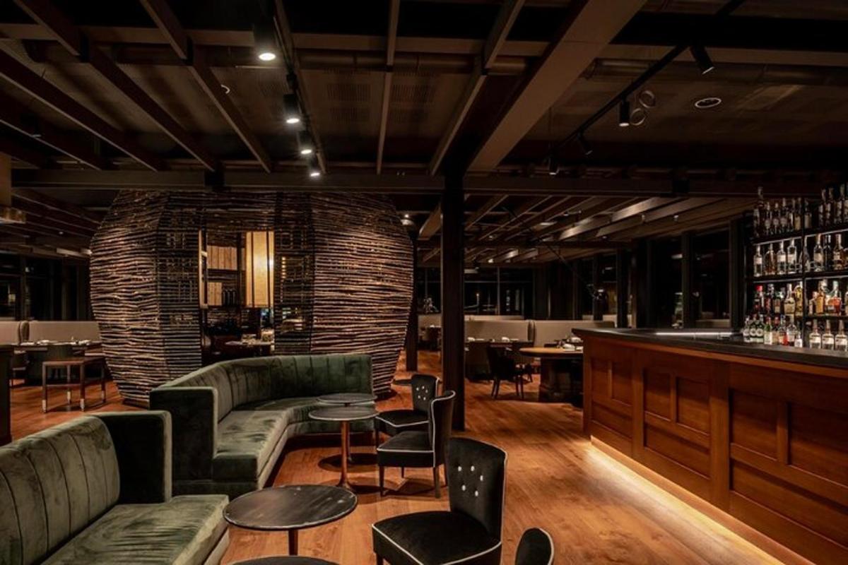 restaurace s pohovkami a bar se stoly a židlemi