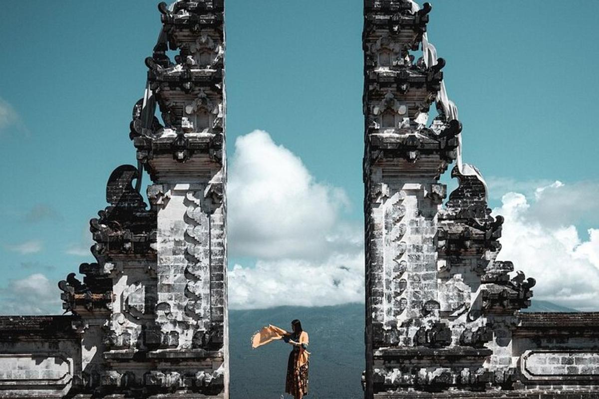 một người phụ nữ đứng trước một tòa nhà cao tầng