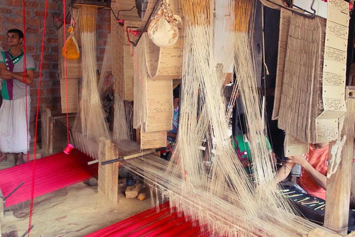 un grup de nens en una habitació amb xarxes
