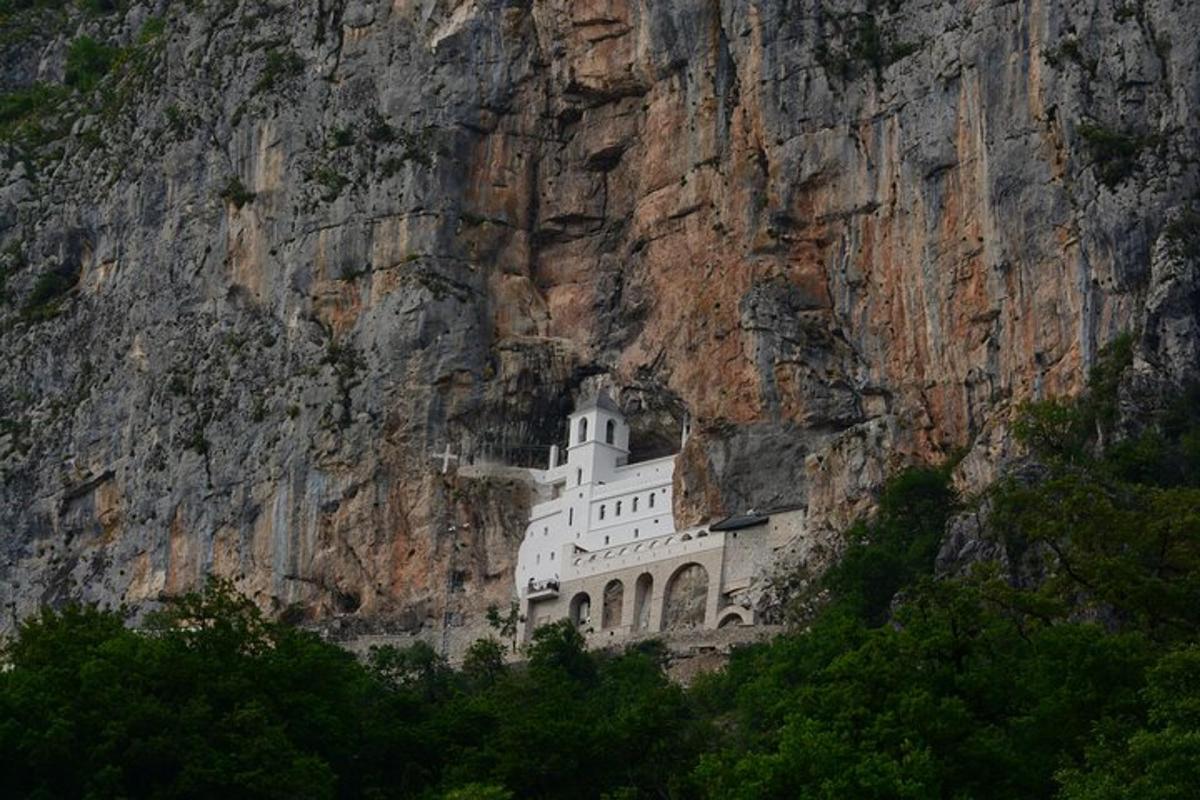o clădire albă pe coasta unui munte