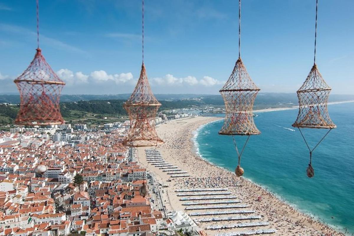 una vista aerea di una spiaggia e di una città